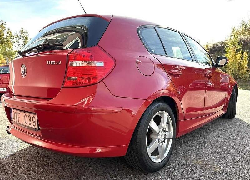 Begagnad BMW 118 143 HK (105 kW) 2010 Röd Halvkombi