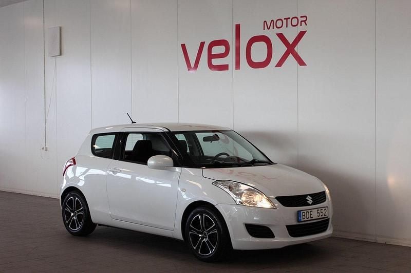 Vit Begagnad 2012 Suzuki Swift Halvkombi | 59 900 kr (Marknadspris) - Bild 1/4