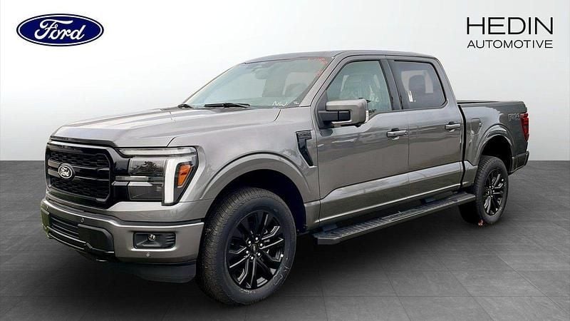 Grå (grey) Ny 2025 Ford F-150 Lariat Pickup | 1 051 440 kr (Marknadspris) - Bild 1/4