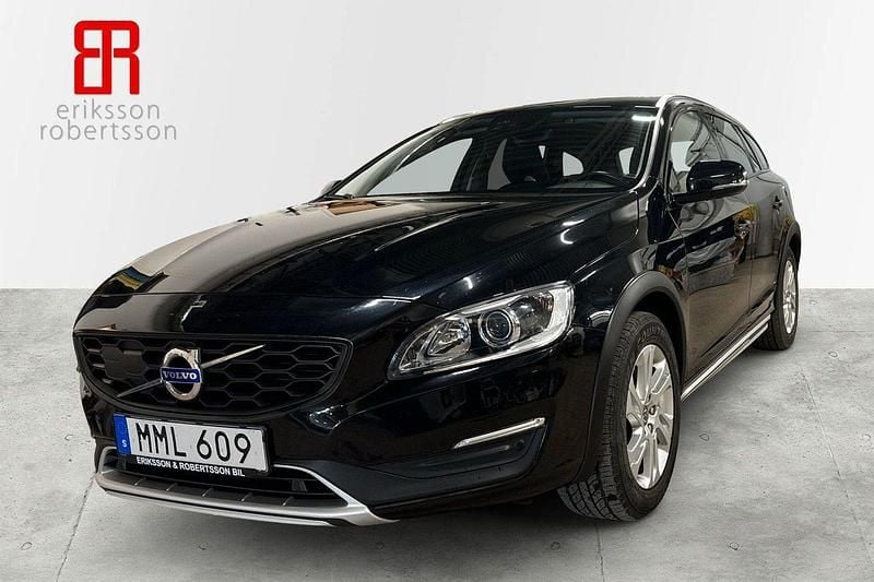 Svart Begagnad 2018 Volvo V60 CC Momentum Kombi | 239 900 kr (Bra pris) - Bild 1/4