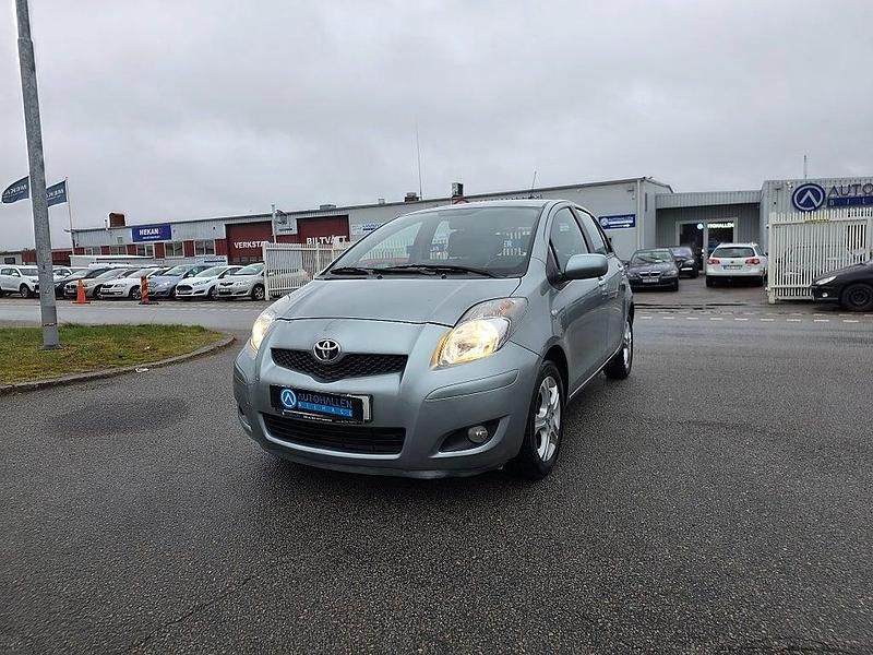 Grå Begagnad 2011 Toyota Yaris Halvkombi | 64 900 kr (Marknadspris) - Bild 1/4