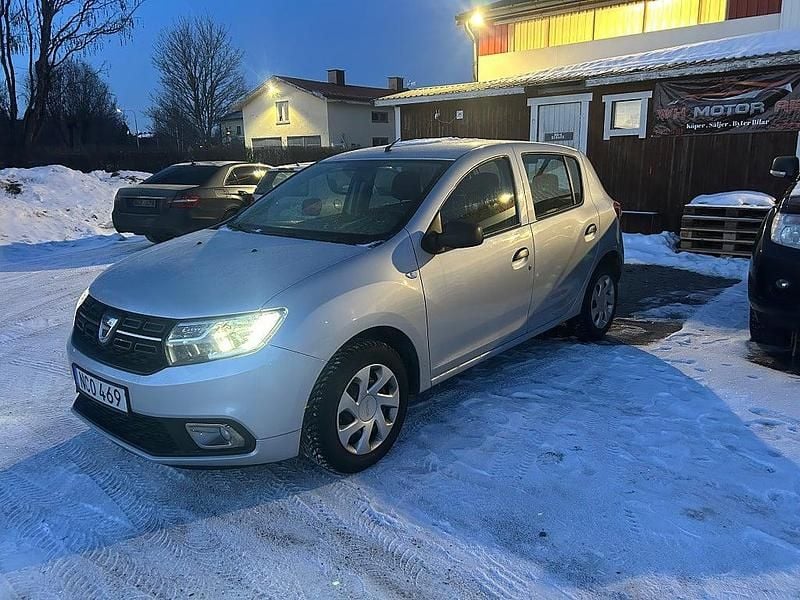 Silver Begagnad 2017 Dacia Sandero Halvkombi | 49 900 kr (Superpris) - Bild 1/4
