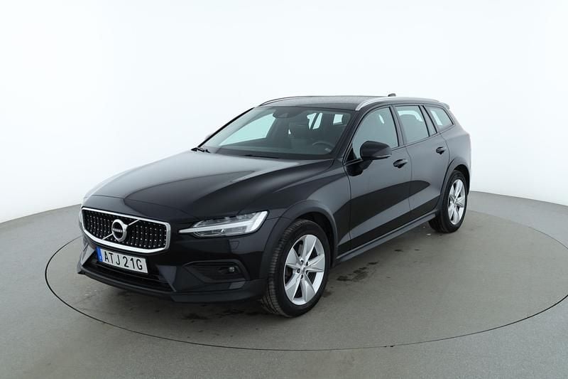 Svart Begagnad 2019 Volvo V60 CC Momentum Kombi | 276 000 kr (Marknadspris) - Bild 1/4