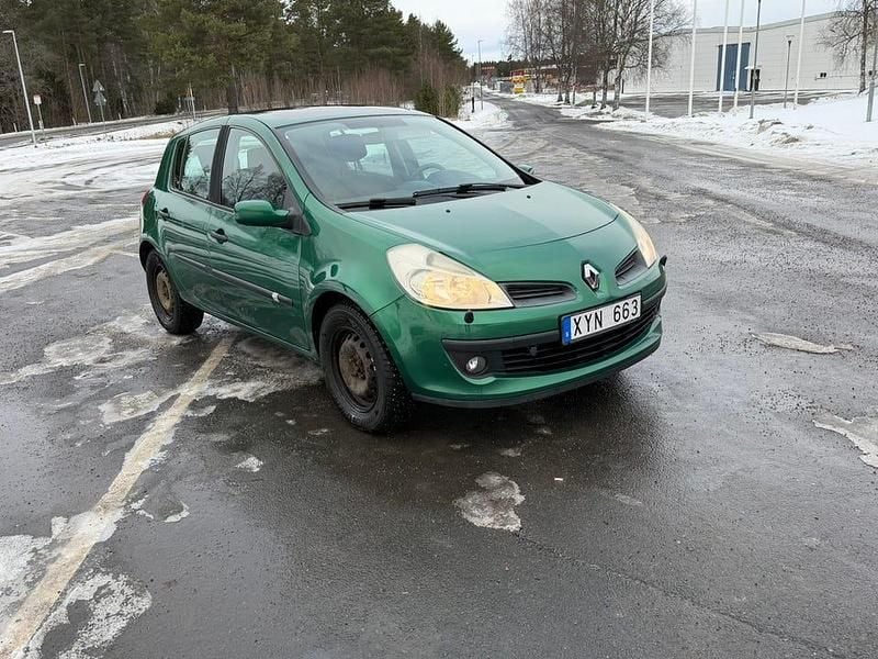 Begagnad Renault Clio R.S. 98 HK (72 kW) 2006 Halvkombi