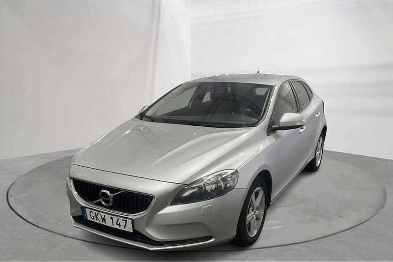 Silver Begagnad 2018 Volvo V40 Kinetic Kombi | 149 900 kr (Bra pris) - Bild 1/4