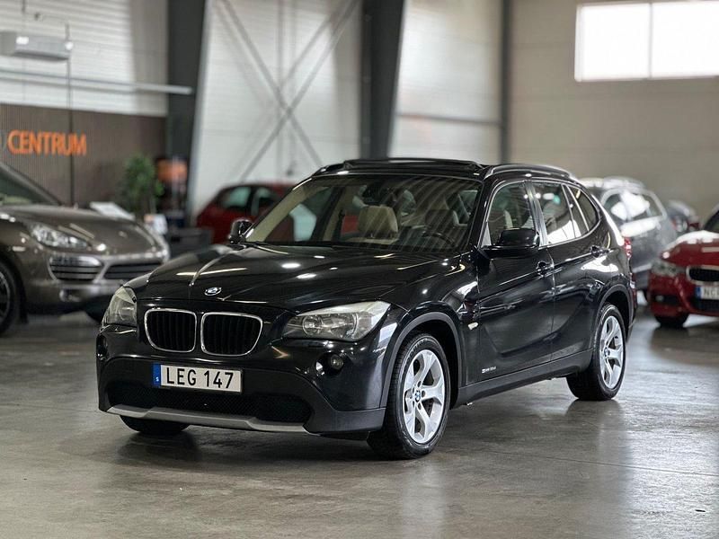 Svart Begagnad 2010 BMW X1 SUV | 79 900 kr (Marknadspris) - Bild 1/4