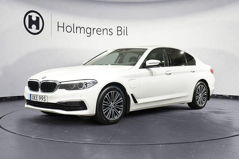 Vit Begagnad 2019 BMW 530e iPerformance Sedan | 299 800 kr (Bra pris) - Bild 1/4