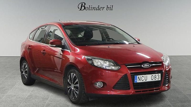 Röd Begagnad 2012 Ford Focus Titanium Halvkombi | 44 900 kr (Marknadspris) - Bild 1/4