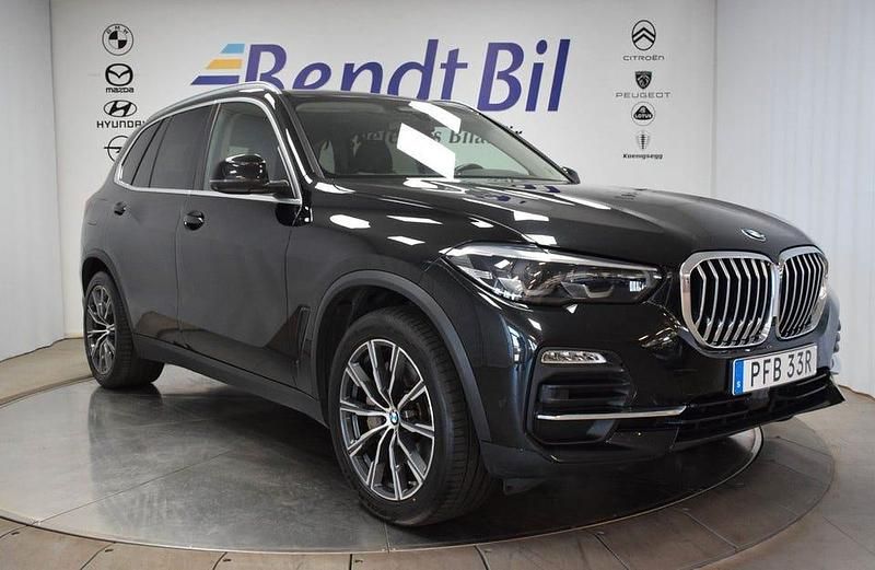 Black sapphire metallic Begagnad 2021 BMW X5 iPerformance SUV | 539 500 kr - Bild 1/4