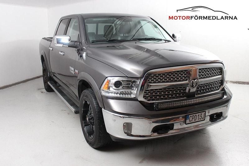 Mörkgrå (grå) Begagnad 2018 Dodge Ram Pickup | 369 000 kr (Marknadspris) - Bild 1/4