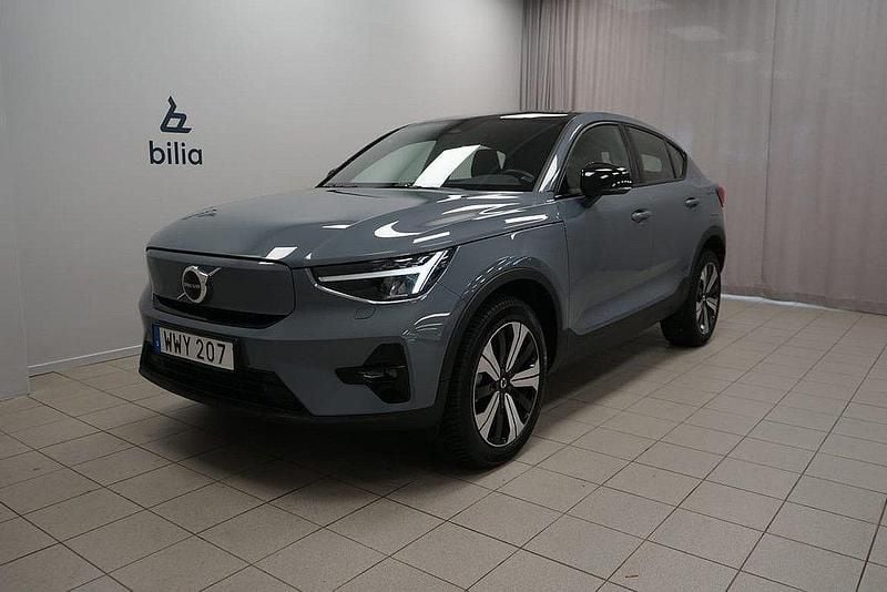 Grå Begagnad 2023 Volvo EC40 Plus SUV | 349 900 kr (Marknadspris) - Bild 1/3