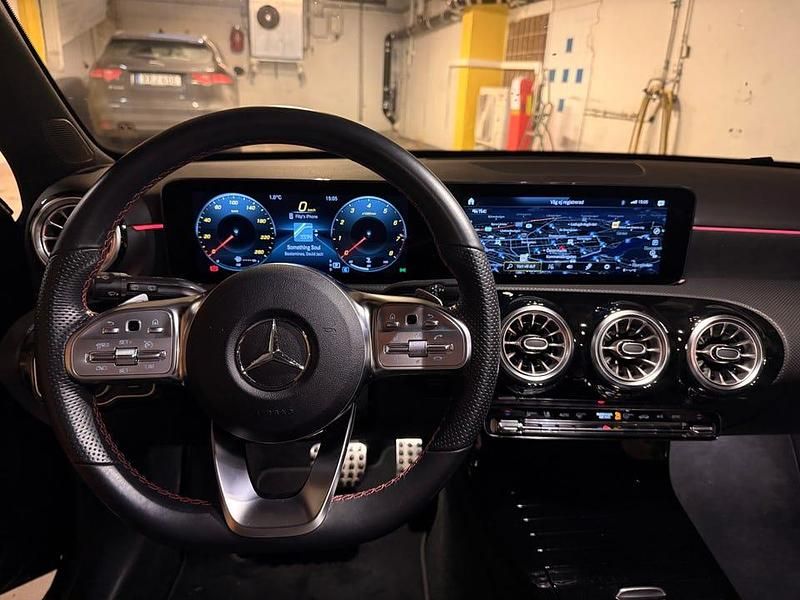 Begagnad Mercedes A180 136 HK (100 kW) 2022 Nattsvart Halvkombi
