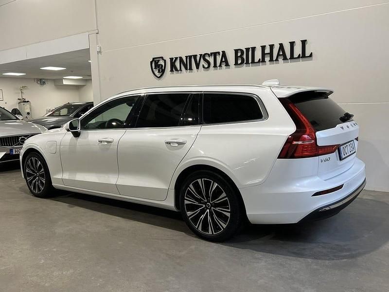 Begagnad Volvo V60 Core 350 HK (257 kW) 2023 Vit Kombi