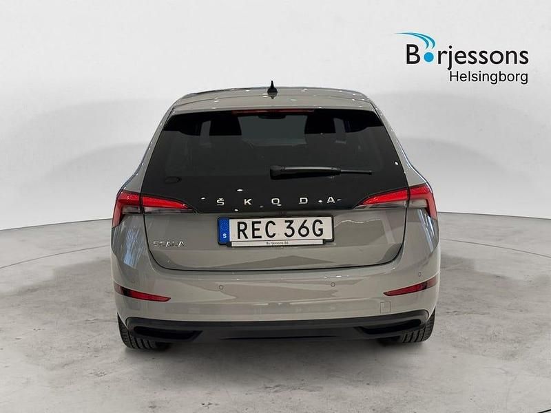 Begagnad Skoda Scala 112 HK (82 kW) 2023 Grå Halvkombi