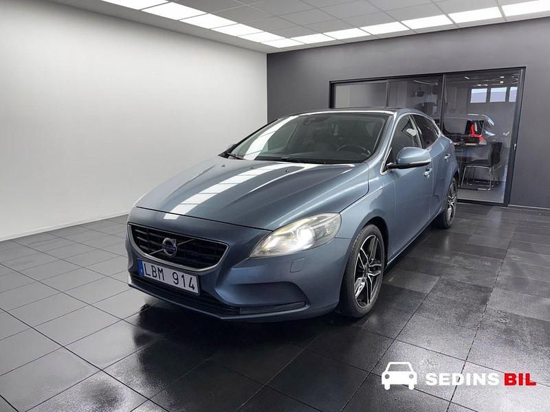 Blå Begagnad 2013 Volvo V40 Momentum Kombi | 109 900 kr (Marknadspris) - Bild 1/4