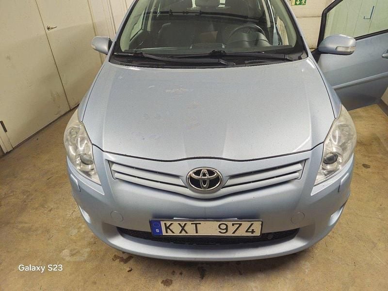 Blå Begagnad 2010 Toyota Auris Halvkombi | 45 000 kr (Bra pris) - Bild 1/4