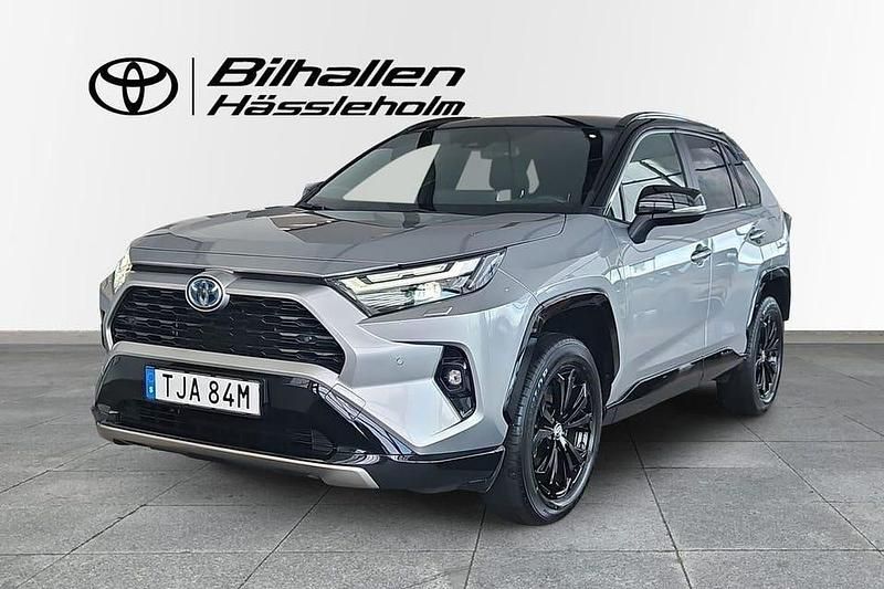 Grå Begagnad 2024 Toyota RAV4 Hybrid Style SUV | 449 900 kr (Marknadspris) - Bild 1/4