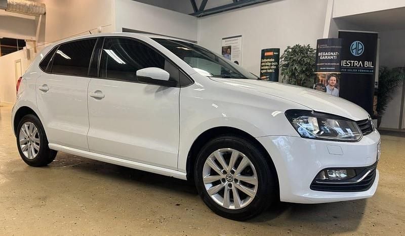 Vit Begagnad 2015 VW Polo Halvkombi | 84 900 kr (Marknadspris) - Bild 1/4