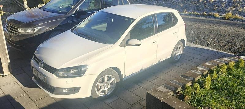 Vit Begagnad 2013 VW Polo Halvkombi | 50 000 kr (Bra pris) - Bild 1/4