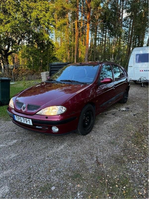 Röd Begagnad 2003 Renault Mégane II Authentique Halvkombi | 14 000 kr (Marknadspris) - Bild 1/4