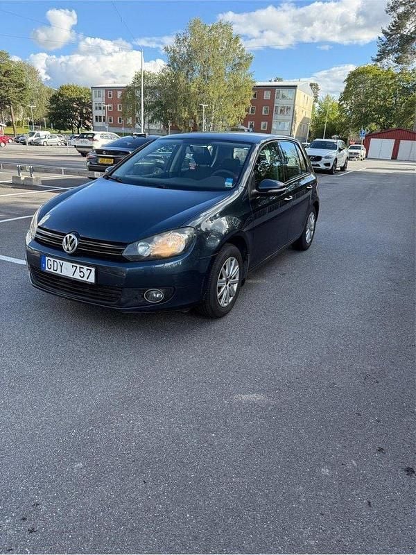 Grå Begagnad 2011 VW Golf Halvkombi | 43 000 kr (Marknadspris) - Bild 1/4
