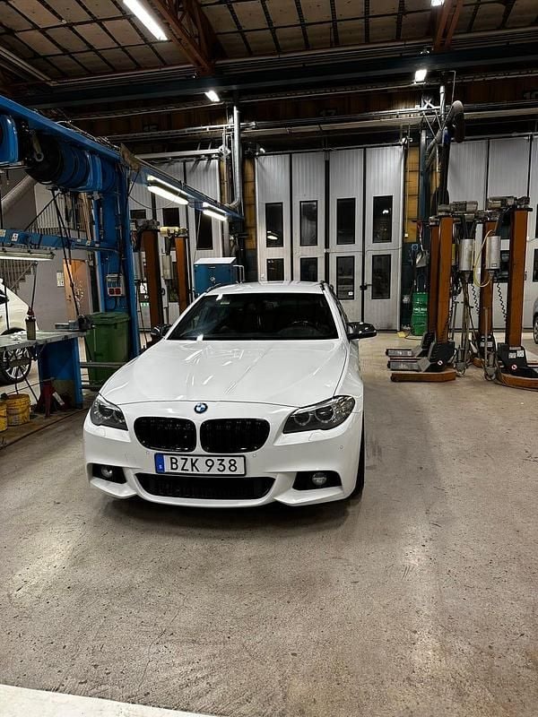 Vit Begagnad 2014 BMW 520 Kombi | 120 000 kr (Marknadspris) - Bild 1/4