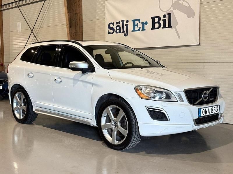 Vit Begagnad 2013 Volvo XC60 R-Design SUV | 128 900 kr (Bra pris) - Bild 1/4