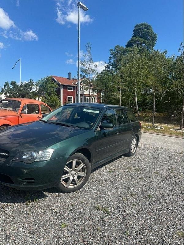 Grön Begagnad 2004 Subaru Legacy Kombi | 44 000 kr (Dyr) - Bild 1/4