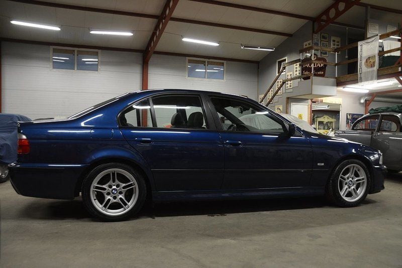 Mörkblå Begagnad 2000 BMW 528 M Sport Sedan | 85 000 kr - Bild 1/4