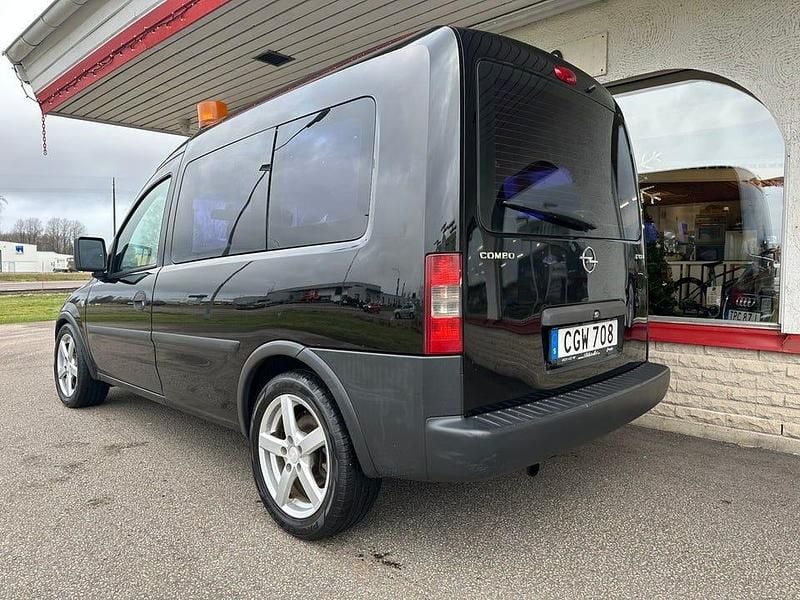 Begagnad Opel Combo 101 HK (74 kW) 2007 Svart Minibuss