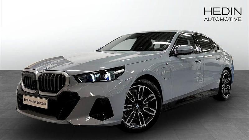 Grå Begagnad 2025 BMW 530 Comfort Edition Sedan | 628 700 kr - Bild 1/4