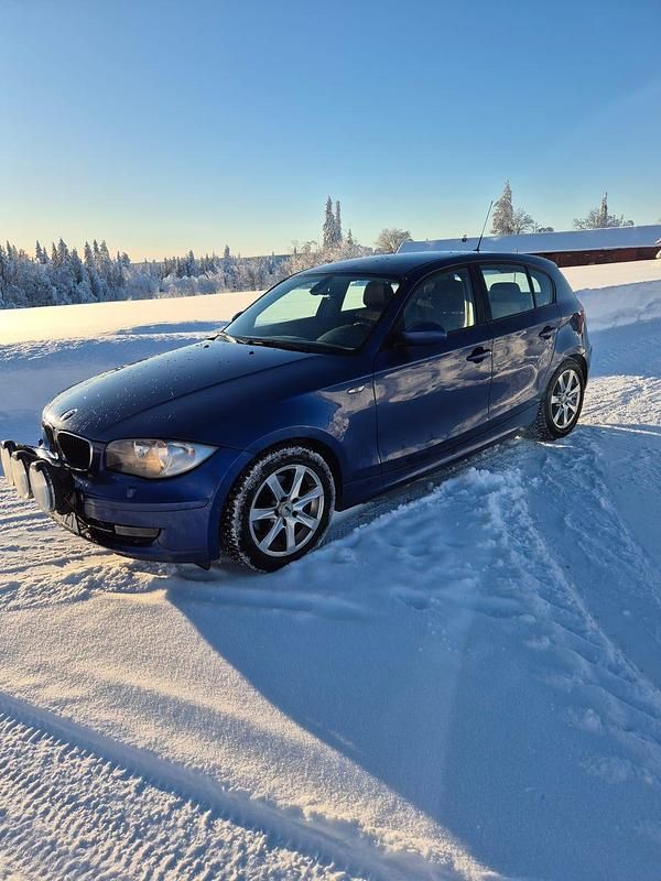 Begagnad BMW 118 143 HK (105 kW) 2009 Montego metallic blue a51 Halvkombi