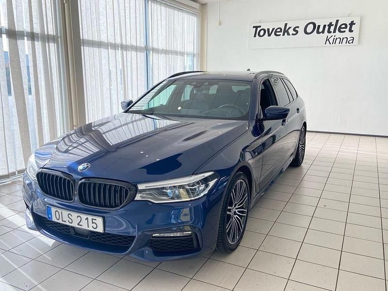 Blå Begagnad 2018 BMW 540 M Sport Kombi | 369 900 kr (Marknadspris) - Bild 1/4