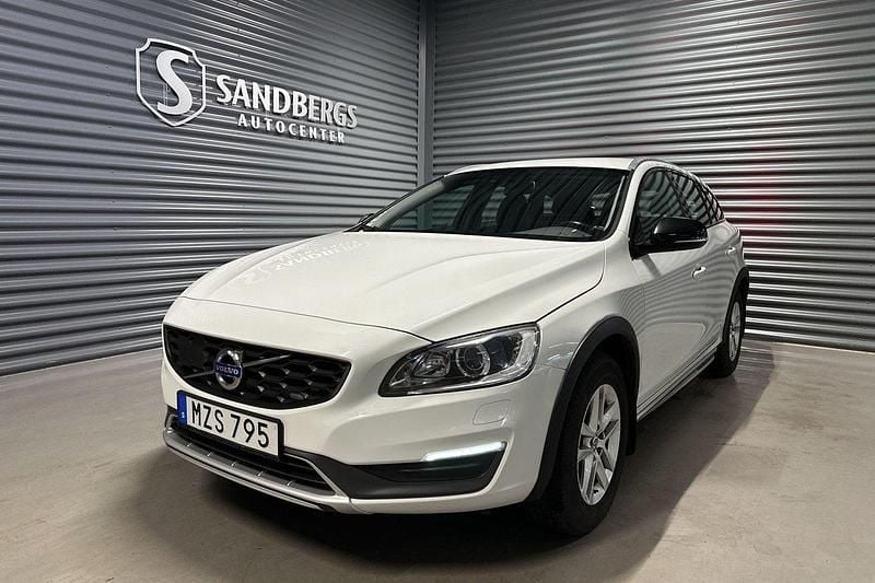 Vit Begagnad 2016 Volvo V60 CC Momentum Kombi | 164 500 kr (Marknadspris) - Bild 1/4