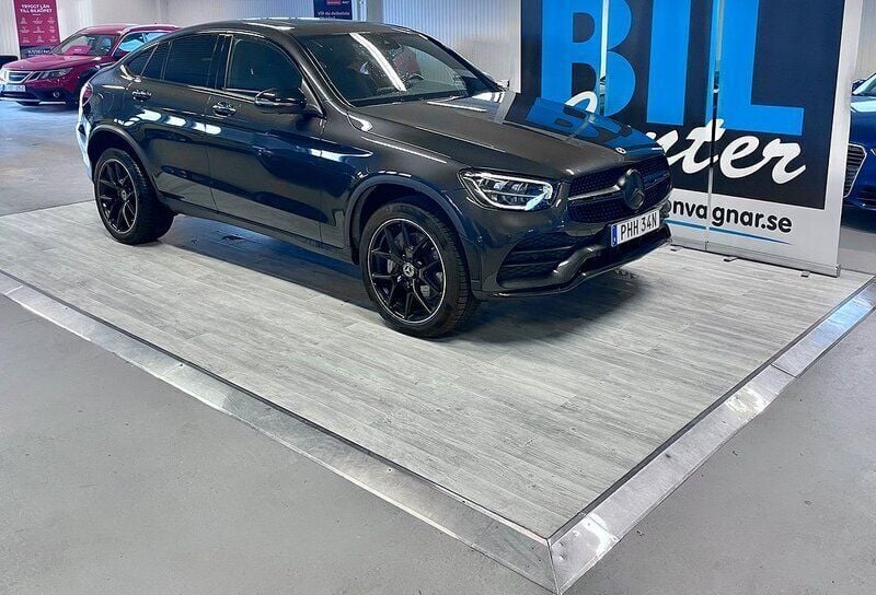 Grå Begagnad 2022 Mercedes GLC300e AMG Sportkupé | 580 000 kr (Dyr) - Bild 1/4