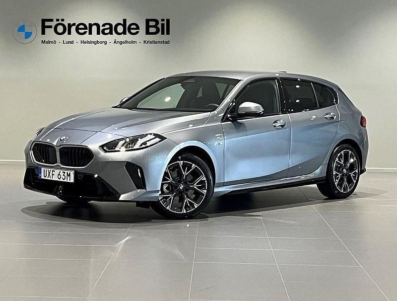 Grå Begagnad 2025 BMW 120 M Sport Halvkombi | 429 000 kr (Dyr) - Bild 1/4