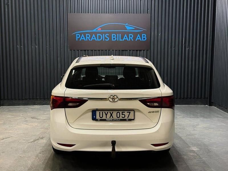 Begagnad Toyota Avensis Multidrive S 152 HK (111 kW) 2017 Vit Kombi