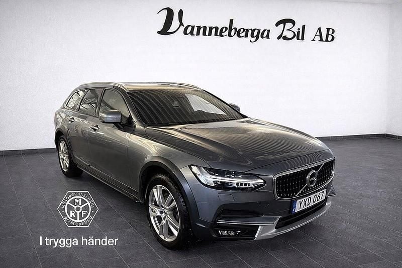 Grå Begagnad 2017 Volvo V90 CC Momentum Kombi | 269 900 kr (Marknadspris) - Bild 1/4