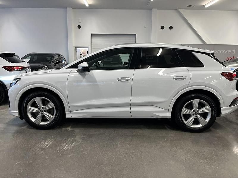 Begagnad Audi Q4 e-tron Proline 220 kW (300 HK) 2023 Glaciärvit metallic SUV