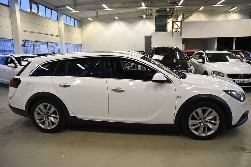 Begagnad Opel Insignia Country Tourer Business 163 HK (119 kW) 2013 Vit Kombi