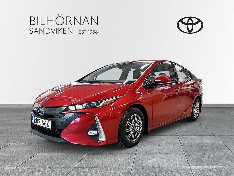 Röd Begagnad 2018 Toyota Prius Plug-in Hybrid Executive Halvkombi | 184 900 kr (Lite dyr) - Bild 1/3