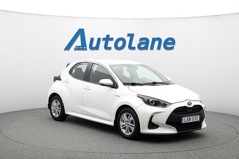 Vit Begagnad 2020 Toyota Yaris Hybrid Active Halvkombi | 199 900 kr (Marknadspris) - Bild 1/3