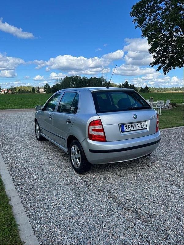 Silver Begagnad 2006 Skoda Fabia Halvkombi | 20 000 kr (Marknadspris) - Bild 1/4