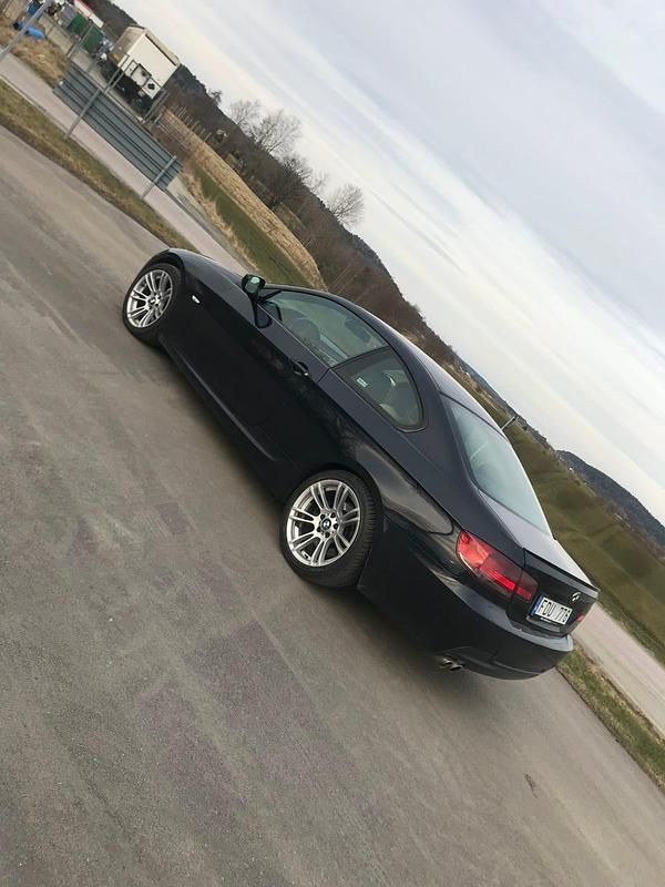 Begagnad BMW 325 197 HK (144 kW) 2010 Carbonschwarz Sportkupé