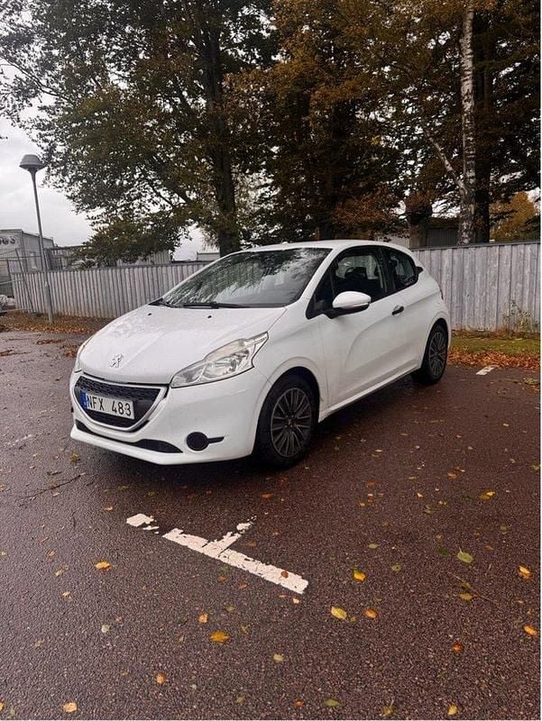 Vit Begagnad 2012 Peugeot 208 Halvkombi | 39 900 kr - Bild 1/4