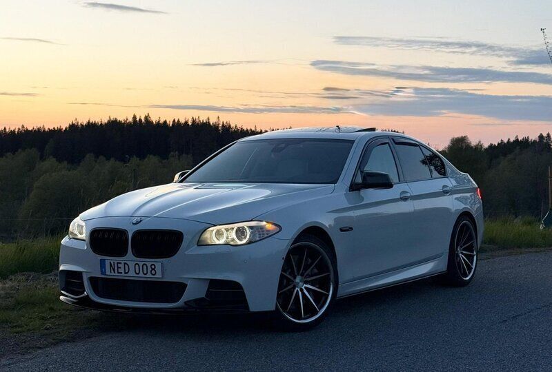 Begagnad 2013 BMW M550 Comfort Edition Sedan | 249 000 kr (Marknadspris) - Bild 1/4
