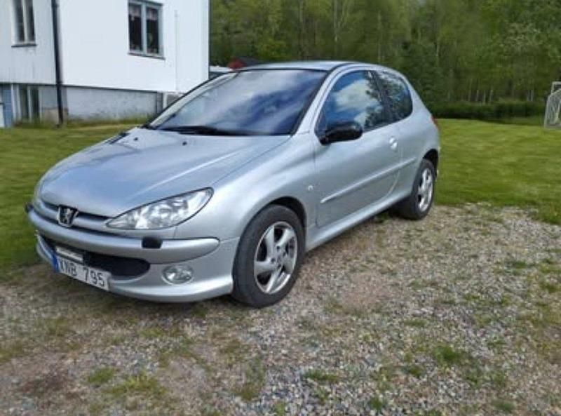 Grå Begagnad 2006 Peugeot 206 Halvkombi | 11 000 kr (Marknadspris) - Bild 1/4