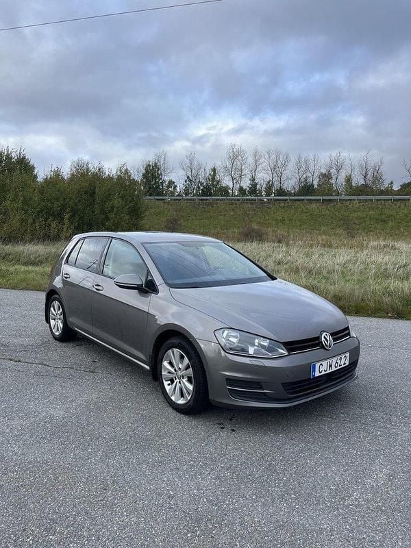 Grå Begagnad 2014 VW Golf VII Halvkombi | 78 500 kr (Marknadspris) - Bild 1/4