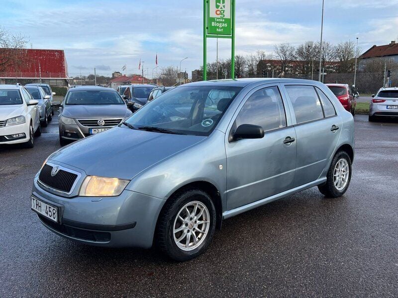 Mörkgrå (grå) Begagnad 2003 Skoda Fabia Halvkombi | 37 900 kr (Marknadspris) - Bild 1/4