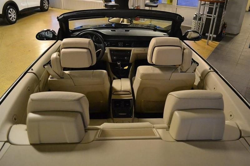 Begagnad BMW 325 Comfort Edition 218 HK (160 kW) 2009 Svart metallic Cab